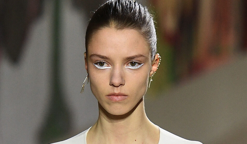 Modelo en el desfile de Dior con eyeliner blanco