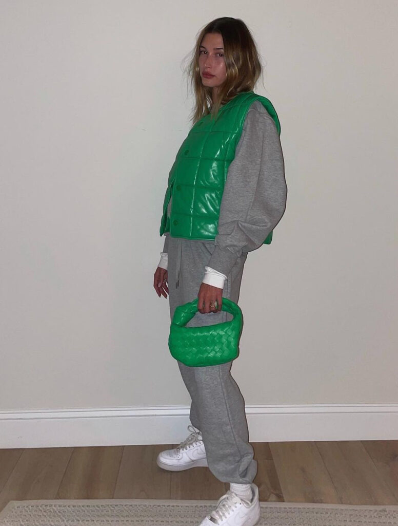 Hailey Bieber vestida con estilo sporty con llamativos complementos verdes