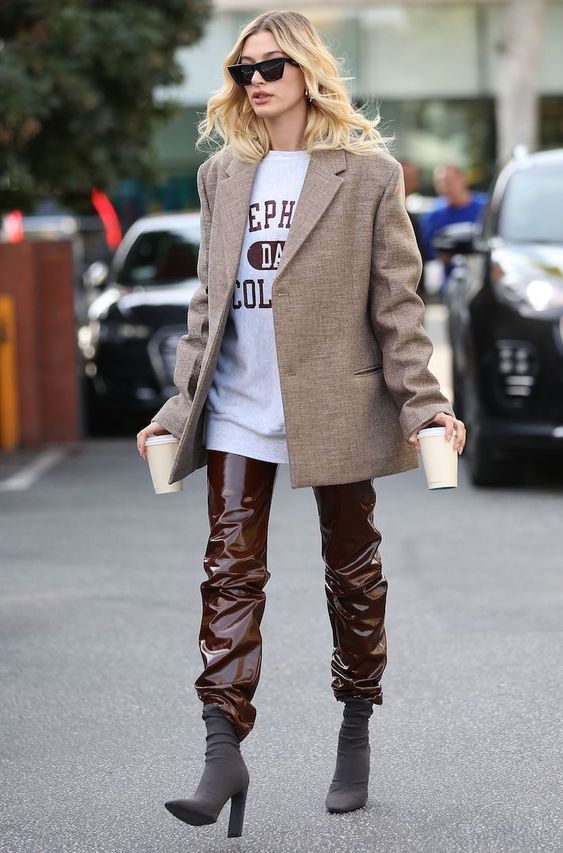Hailey con pantalones de cuero marrón