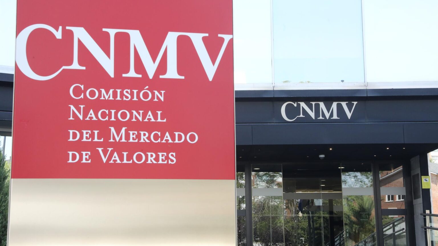 La CNMV se reestructura para incluir funciones de finanzas sostenibles y criptoactivos