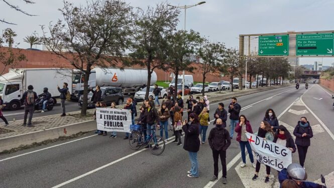 Sindicatos educativos en huelga cortan las Rondas de Barcelona, la Gran Vía y la Meridiana