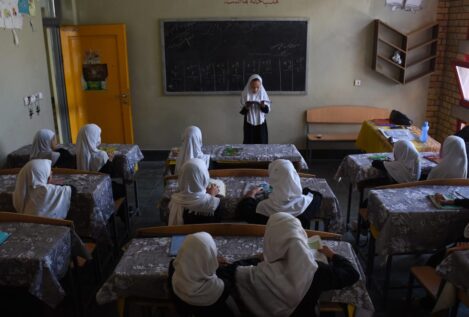 El 90% de los afganos apoya reabrir institutos femeninos en una encuesta por Internet