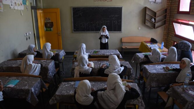 Los talibanes anuncian la reapertura de las escuelas para niñas en Afganistán