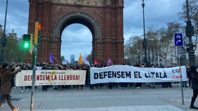 Unas 500 personas se manifiestan en Barcelona en contra del 25% de castellano