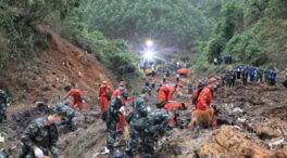 China localiza restos humanos en la zona del accidente del avión de China Eastern Airlines