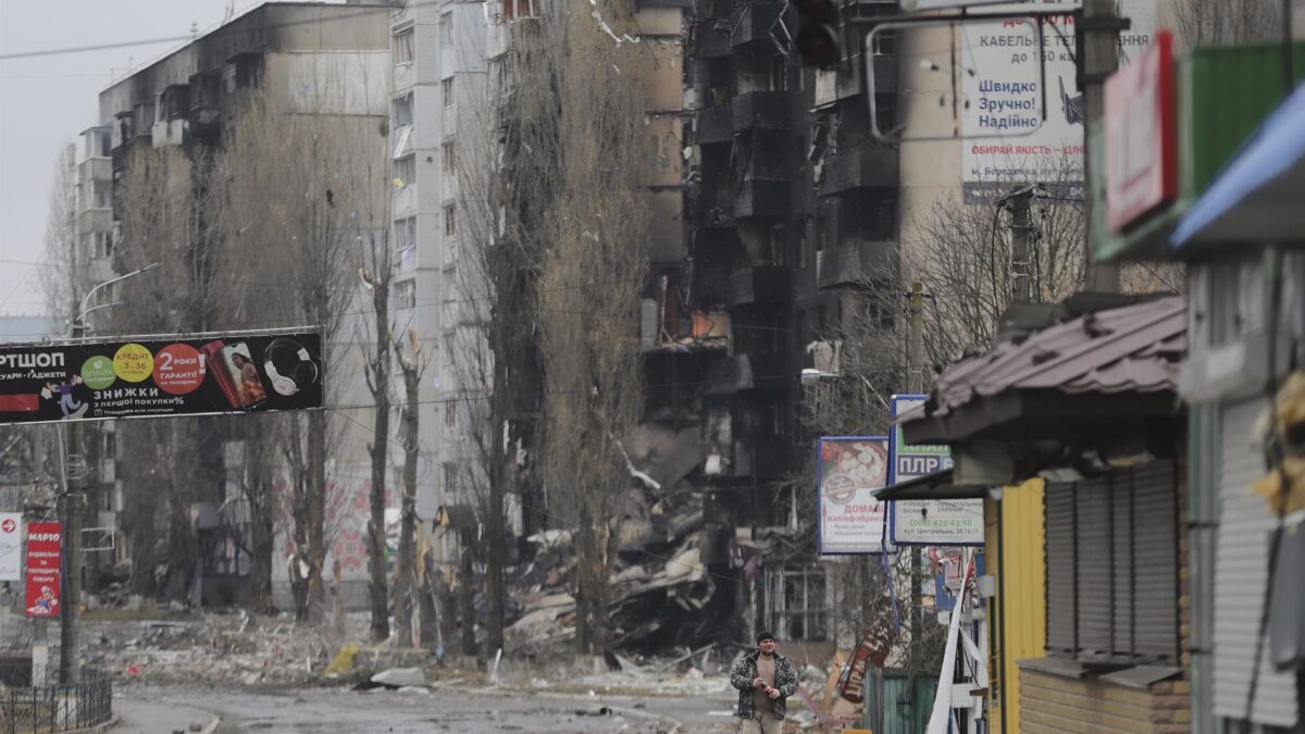(VÍDEO) Las estremecedoras imágenes aéreas de la destrucción en una ciudad ucraniana