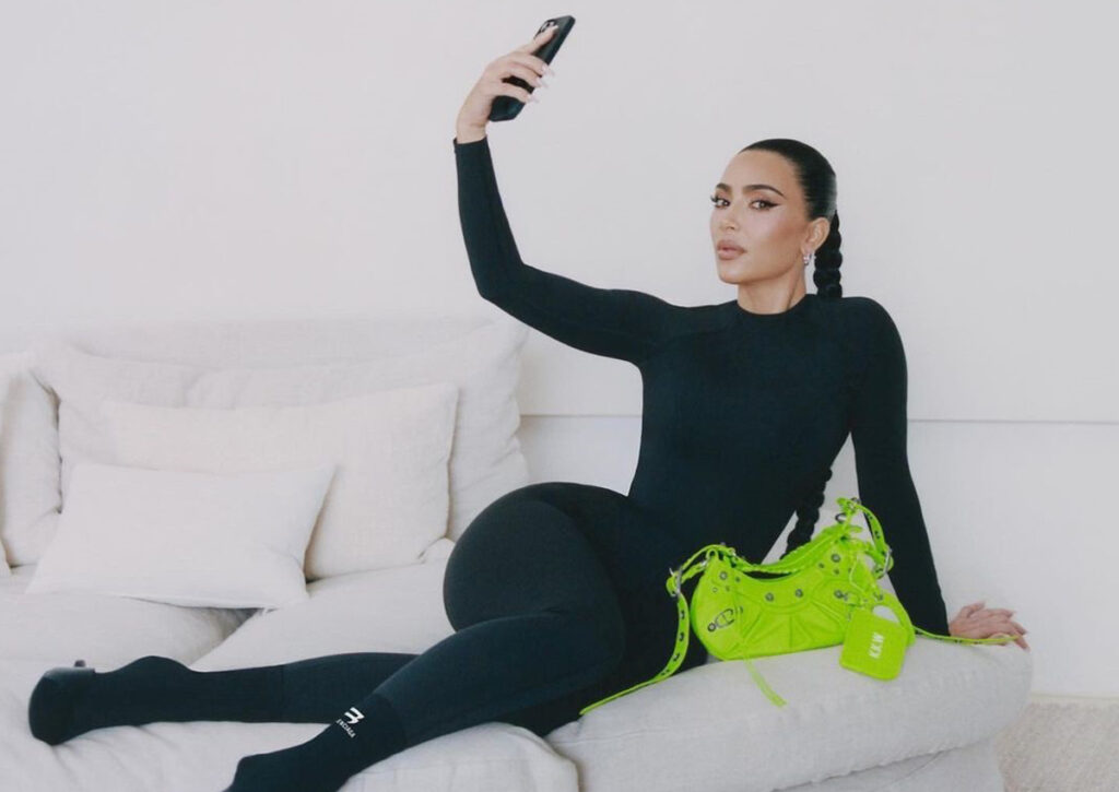 Kim Kardashian con un catsuit negro de Balenciaga
