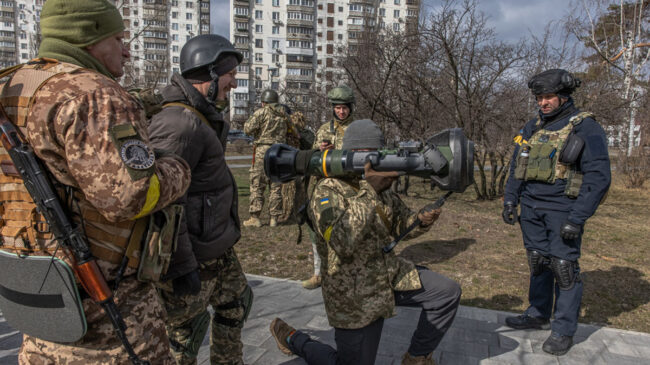 Albares confirma que España enviará más armas a Ucrania en los próximos días