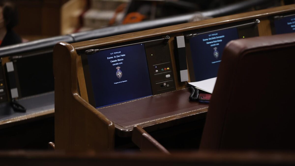 El escaño de Casado luce vacío tras convocarse el Congreso del PP en el que se le relevará