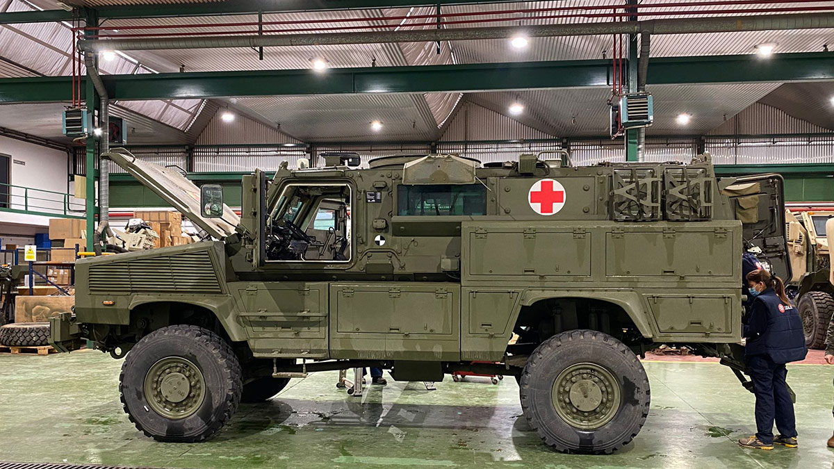 Robles confirma nuevos envíos a Ucrania cargados de material ofensivo y una ambulancia