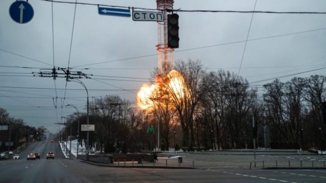 El Ejército ruso bombardea Kiev y destruye la torre de la televisión