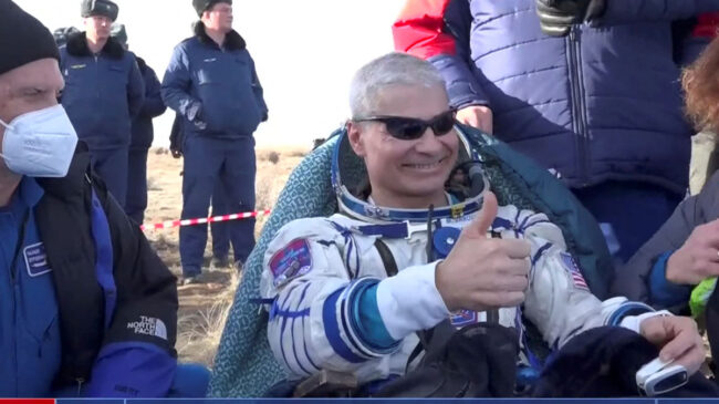 Un astronauta estadounidense regresa a la Tierra con dos rusos en una Soyuz