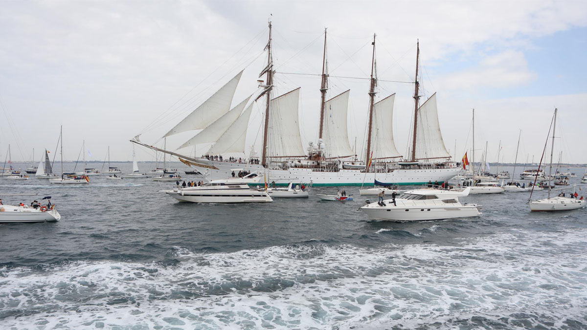 'Elcano' abre la mano para que más personas puedan visitar el barco en Barcelona al agotarse las entradas