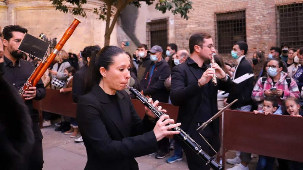 Banda tocando en una procesión de Semana Santa