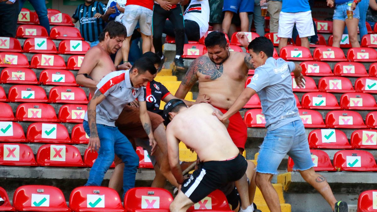 La violencia en un partido de fútbol en México deja 22 heridos y obliga a suspender la liga