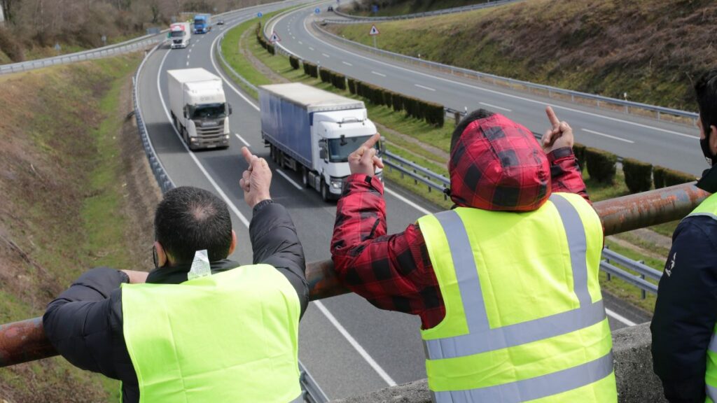 Los camioneros y transportistas protestan con un paro indefinido por los precios de los carburantes