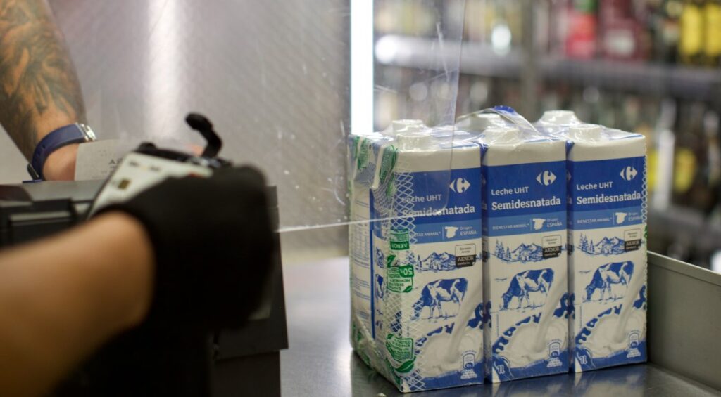 La leches y el aceite son dos de los productos que más escasean en los supermercados