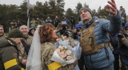 Un capellán celebra un servicio de bodas para militares Ucranianos