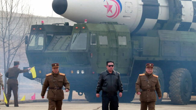 Kim Jong-un afirma que Pionyang seguirá mejorando sus capacidades armamentísticas