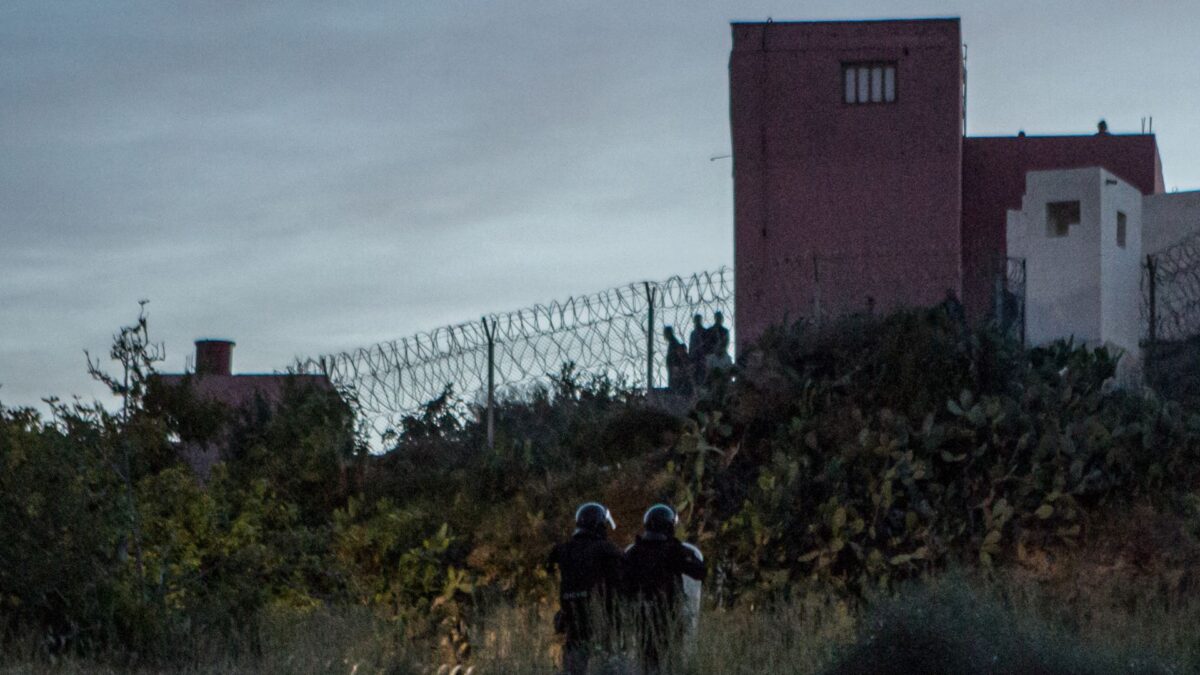 Tratan de entrar en Melilla 2.500 inmigrantes en el salto de la valla más numeroso en años