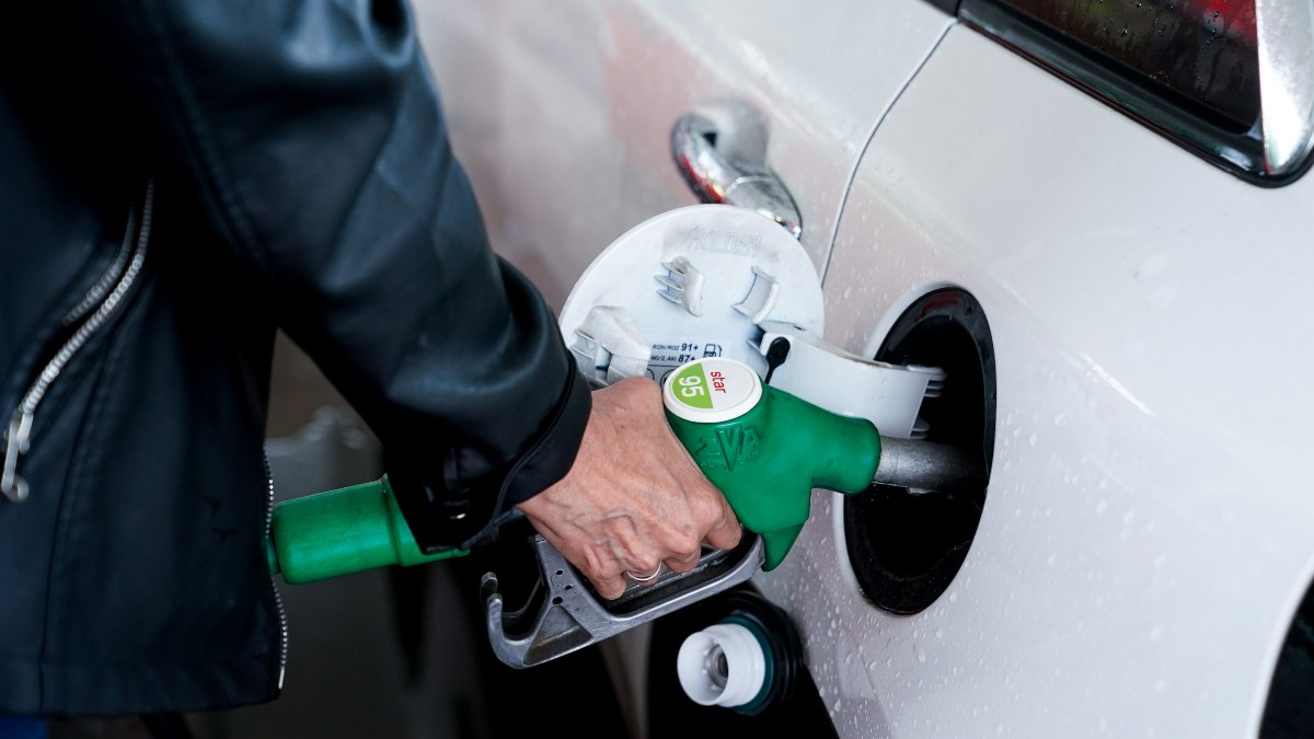Cómo ahorrar gasolina  en tu coche o moto maximizando la vida del combustible