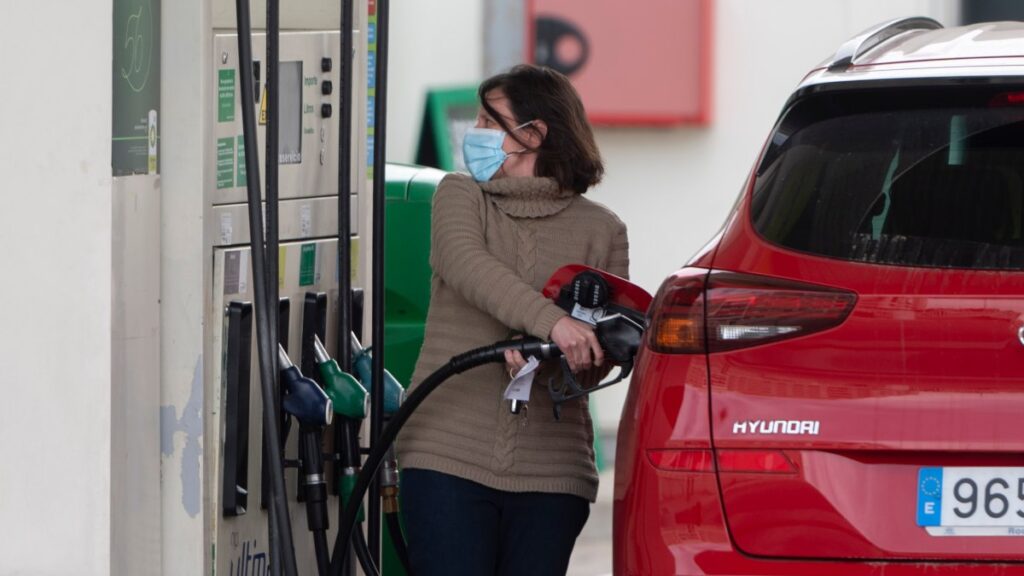 El precio de la gasolina y el gasóleo superó ayer los 2 euros en más de 80 gasolineras españoles