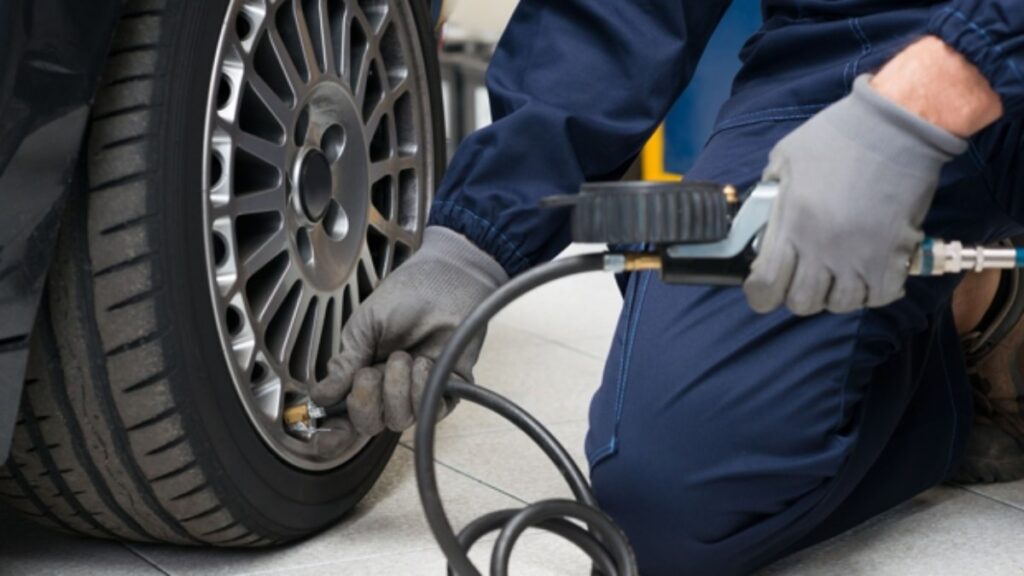 Incrementar la presión de los neumáticos puede llegar a ahorrar hasta 0,2 litros de gasolina