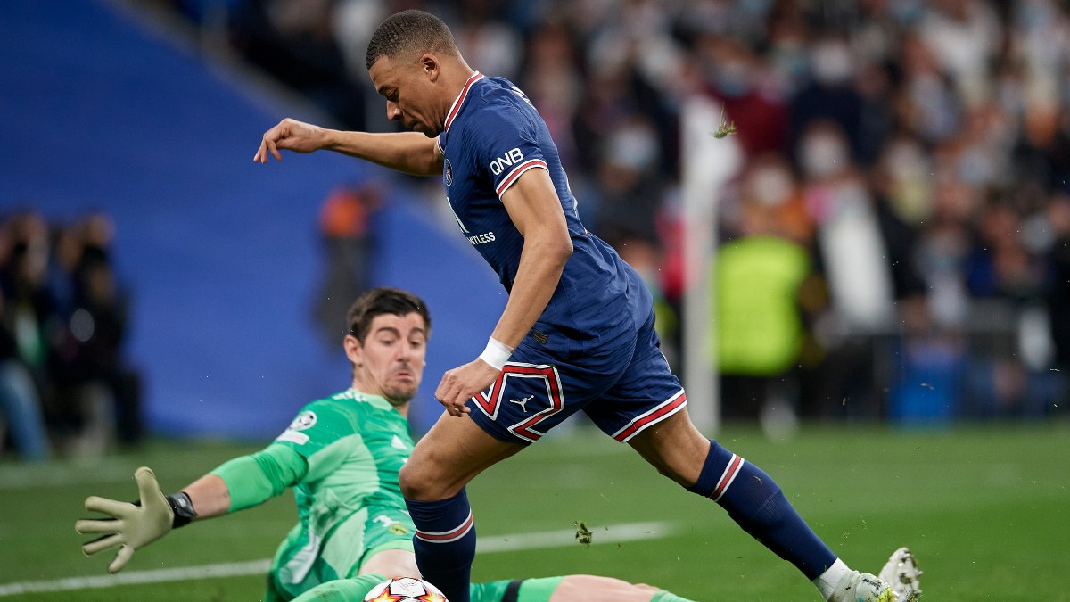 Courtois detiene un envite de Mbappe. 