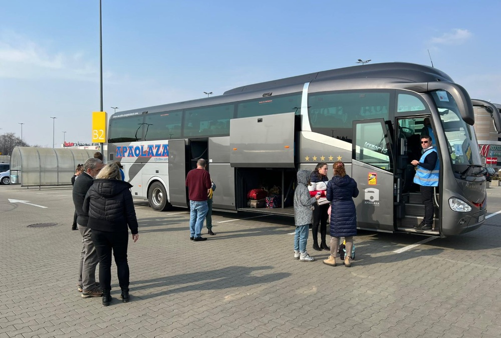 Los refugiados de Ucrania comienzan a ingresar en los autobuses fletados por los amigos