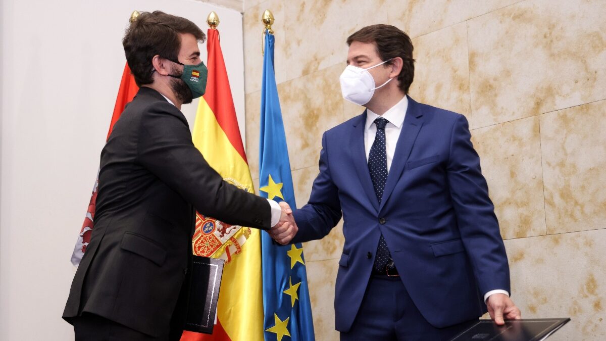 Abascal fuerza a Feijóo a hacerse la foto con Vox en Castilla y León