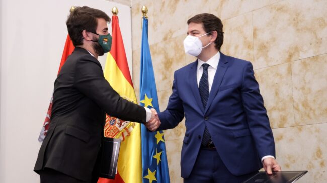 Abascal fuerza a Feijóo a hacerse la foto con Vox en Castilla y León