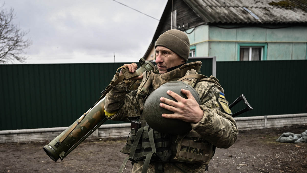 Exmilitares y civiles españoles ponen rumbo a Ucrania para luchar contra Rusia