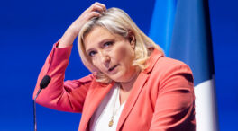 Le Pen sale escoltada de un hotel en plena entrevista tras la irrupción de unos manifestantes