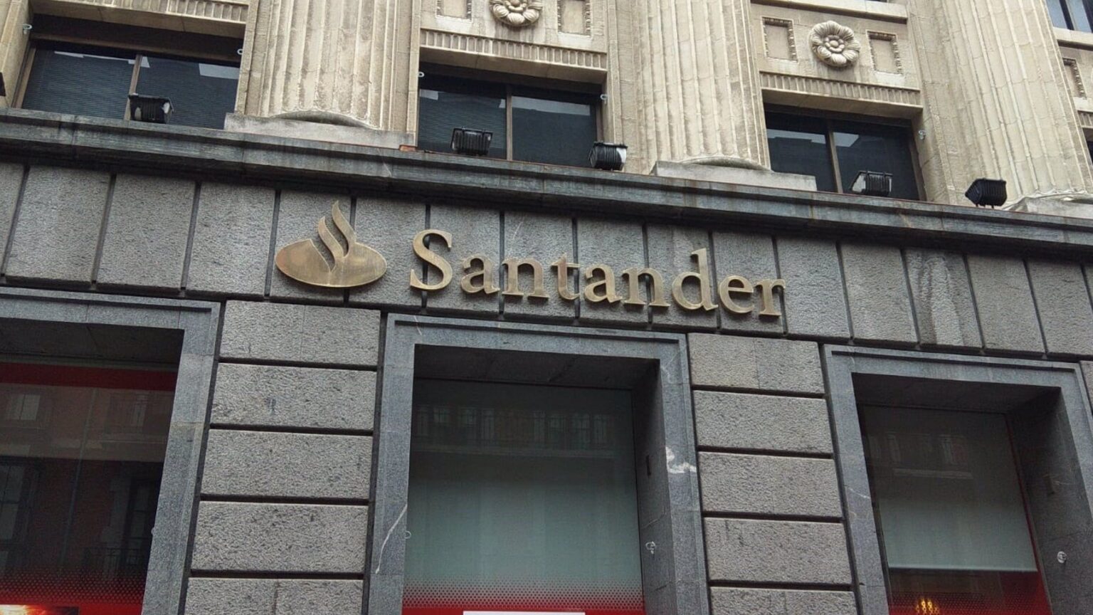 Banco Santander contratará a 300 empleados en Madrid y Barcelona