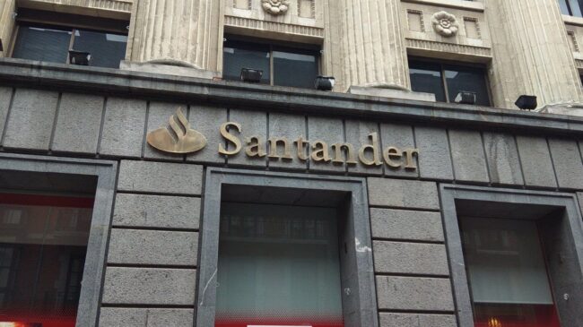 El Santander abandona la guerra por las hipotecas fijas tras subir otro 40% el precio