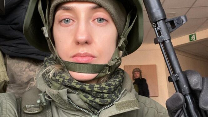 Anna Senik, la fotógrafa ucraniana que cambió la cámara por las armas para luchar contra Rusia