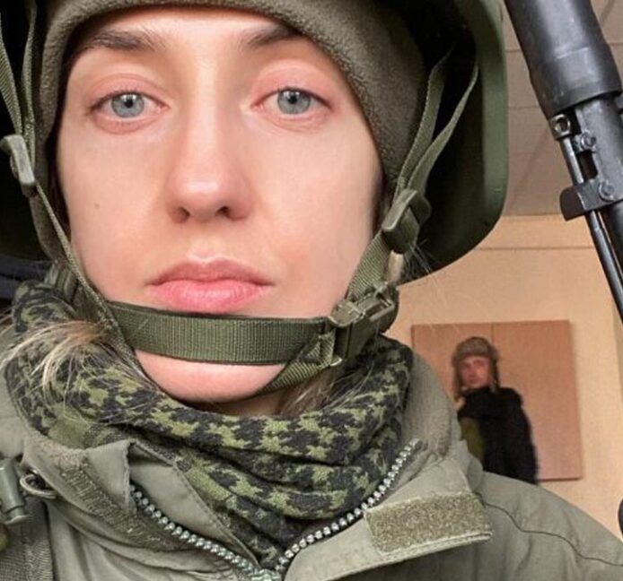 Anna Senik, la fotógrafa ucraniana que cambió la cámara por las armas para luchar contra Rusia