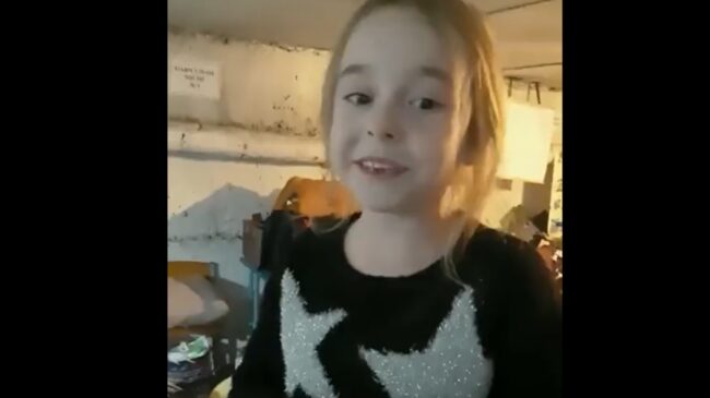 (VÍDEO) La niña ucraniana que conmueve al mundo en medio de los bombardeos