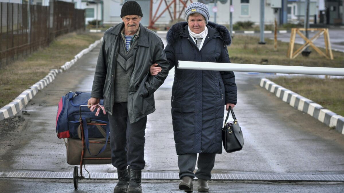 Ucrania comienza a evacuar a civiles a través de los primeros corredores humanitarios en Sumy e Irpin