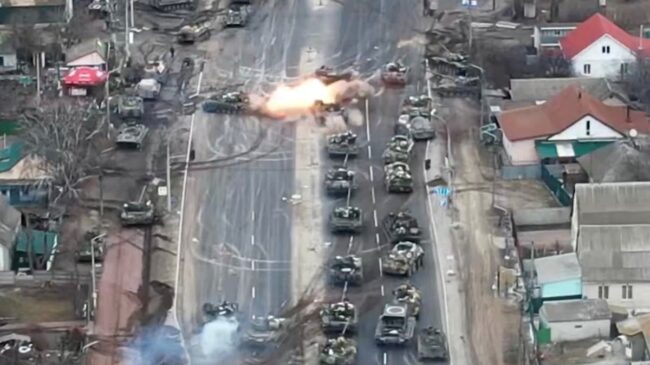 (VÍDEO) Un grupo de blindados rusos queda atrapado bajo el fuego ucraniano: los drones no tienen piedad