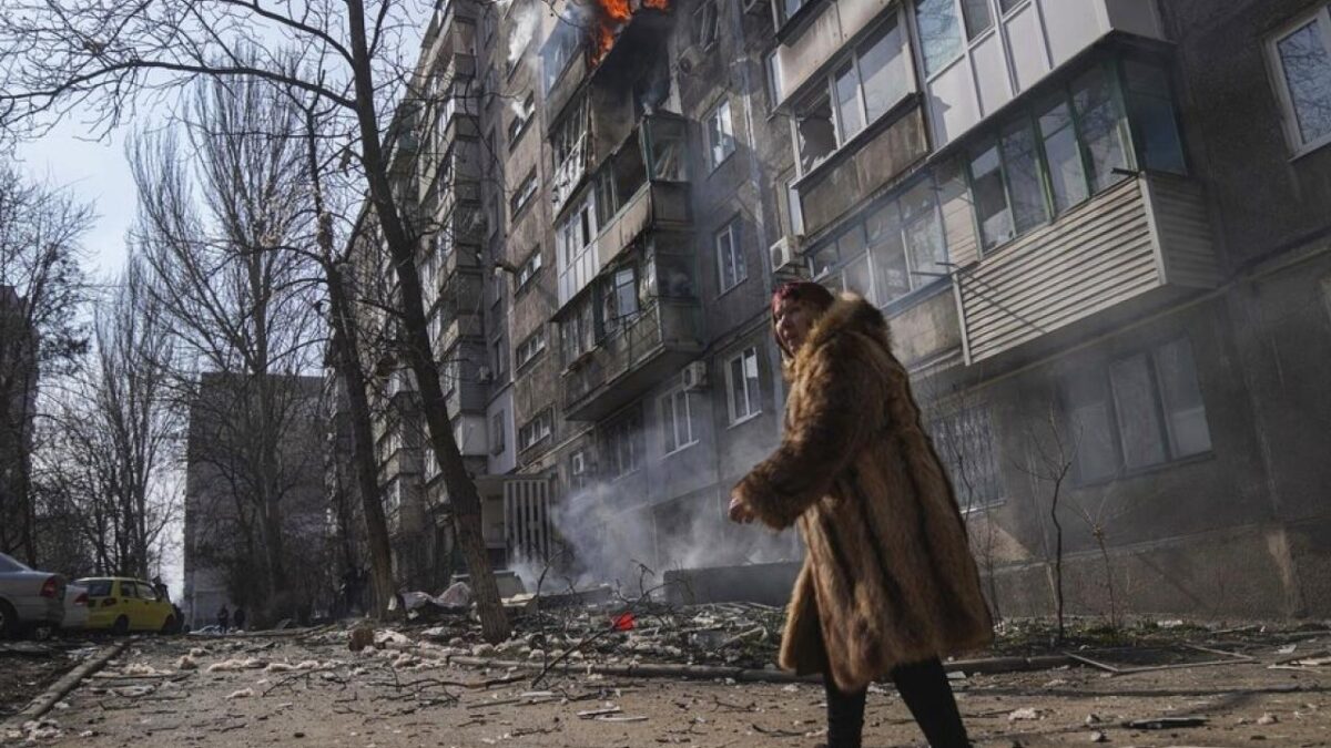 Unas 20.000 personas logran salir de la asediada Mariúpol, en el sur de Ucrania