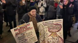 (VÍDEO) La imagen viral de una octogenaria superviviente del sitio de Leningrado que protesta contra la guerra