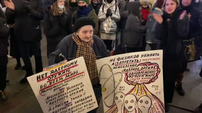 (VÍDEO) La imagen viral de una octogenaria superviviente del sitio de Leningrado que protesta contra la guerra