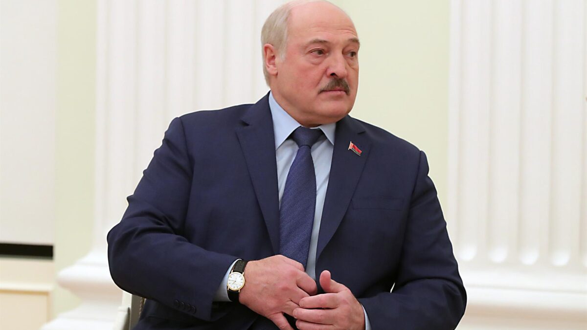 Lukashenko advierte a Zelenski: «Si no firma un acuerdo con Putin, tendrá que firmar un acta de capitulación»