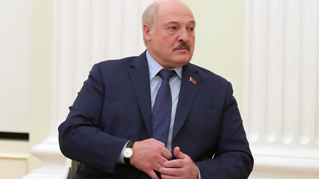 Lukashenko advierte a Zelenski: "Si no firma un acuerdo con Putin, tendrá que firmar un acta de capitulación"