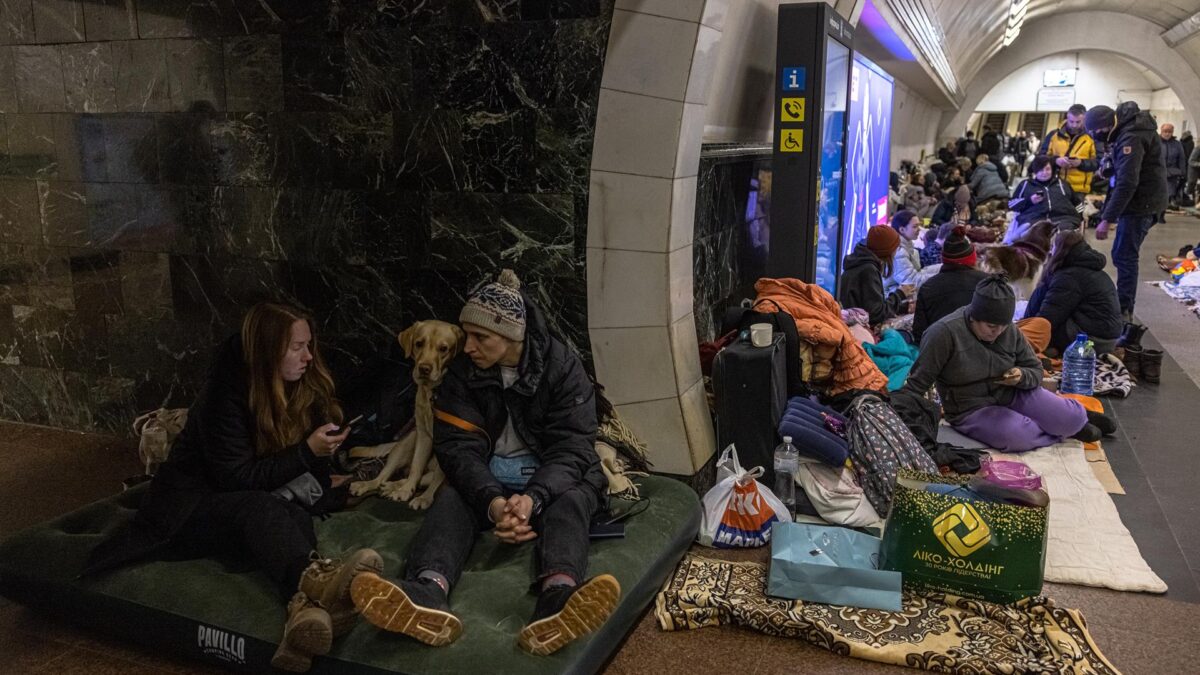 (FOTOGALERÍA) El metro de Kiev: refugio para unas 15.000 personas que escapan de la guerra