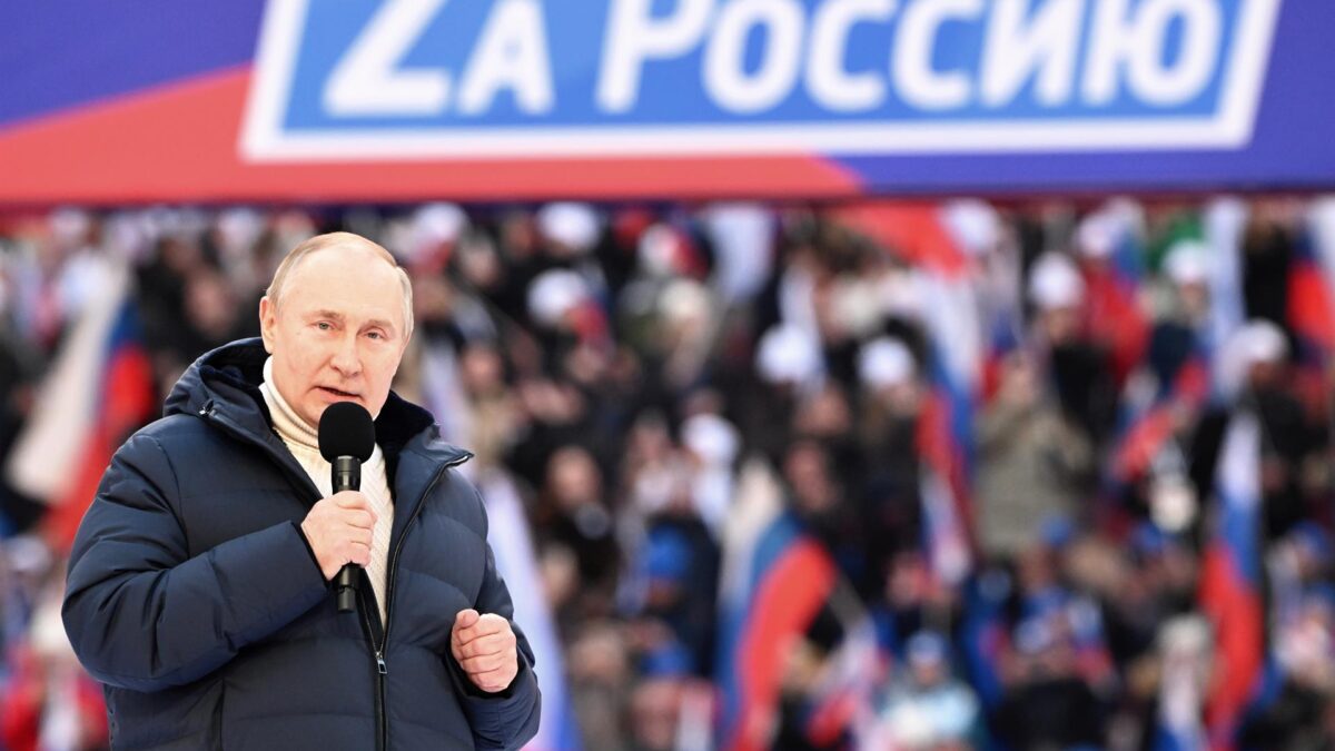 (VÍDEO) Putin justifica la guerra en Ucrania para «salvar a la gente de ese genocidio» durante un acto multitudinario en Moscú