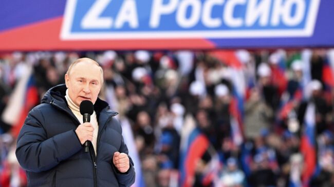 (VÍDEO) Putin justifica la guerra en Ucrania para "salvar a la gente de ese genocidio" durante un acto multitudinario en Moscú