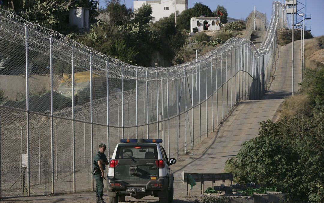 Marlaska anuncia que la valla de Melilla será reforzada con elementos anti-intrusión ante los saltos masivos