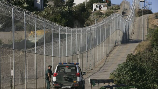 Marlaska anuncia que la valla de Melilla será reforzada con elementos anti-intrusión ante los saltos masivos